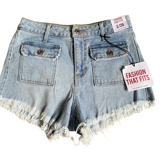 Celebrity Pink Denim Shorts Frayed Hem Pockets Light Wash Size 3/26 NWT - Picture 1 of 7